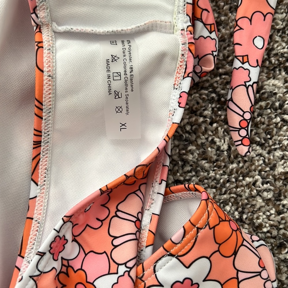 Flower bikini - Picture 3 of 3